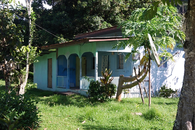 Maison bleue de Hanaiapa, Hiva Oa. Photo Denisepierre