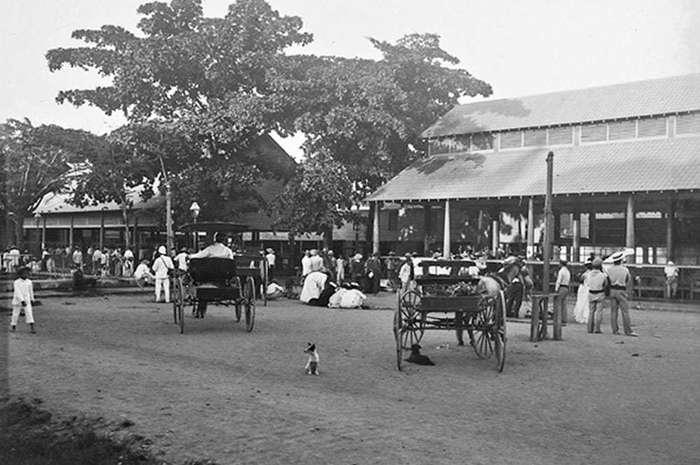 Papeete, la place du marché couvert, photo Henry Lemasson, 1897