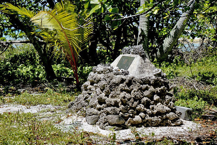 Mémorial du Kon Tiki sur le motu de l'atoll de Raroia