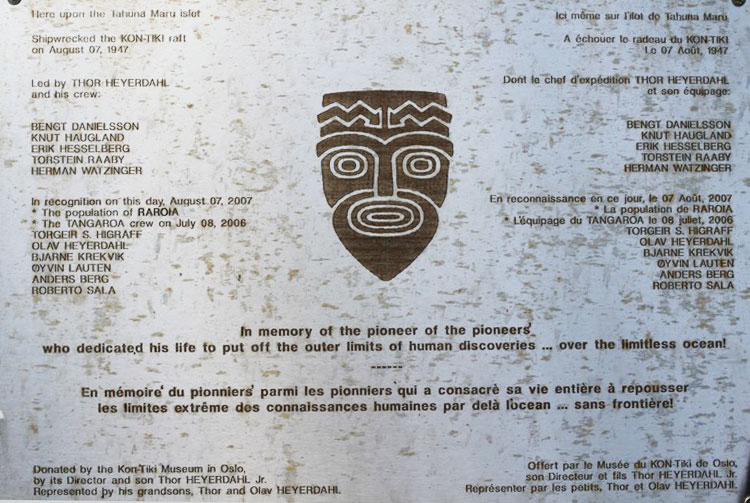 Plaque du Mémorial du Kon Tiki sur le motu de l'atoll de Raroia