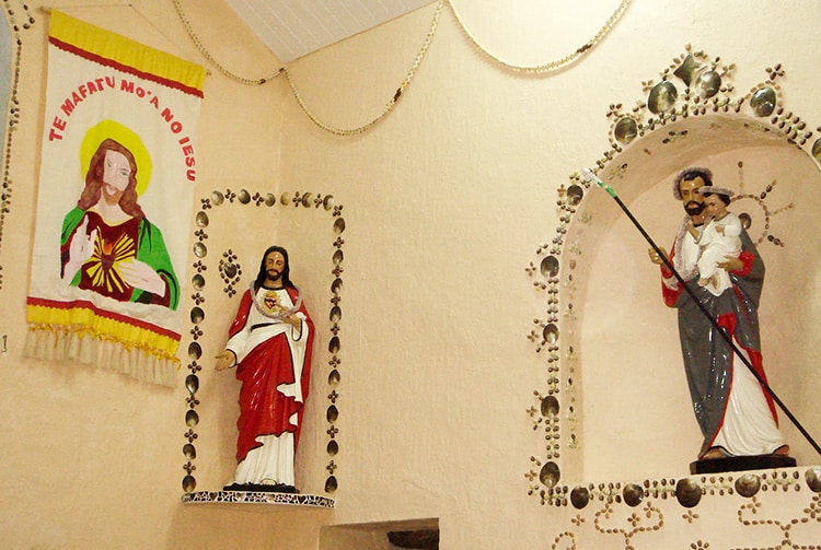 statues de l'église de Tatakoto, Tuamotu