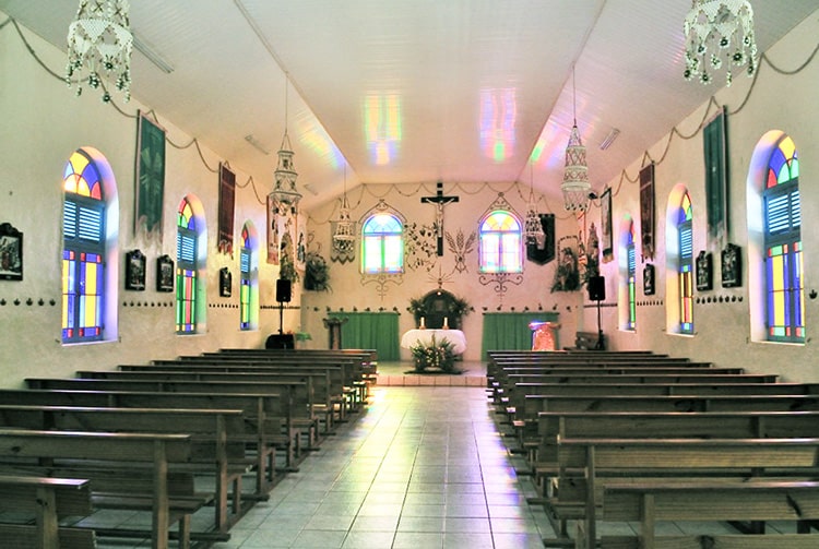 Intérieur de l'église de Tatakoto, Tuamotu