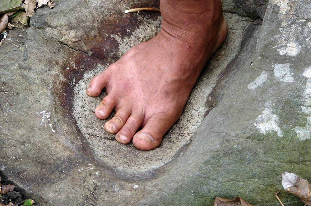 Pierre pour le tatouage des pieds à Haurii - Tubuai © Tahiti Heritage