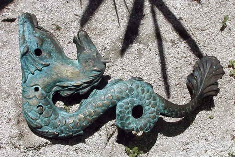 Hippocampe en bronze, vestige d'une épave de Mangareva. © Tahiti Heritage