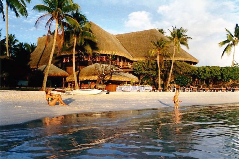 La plage et l'Hotel Bora Bora de Bora Bora en 1989