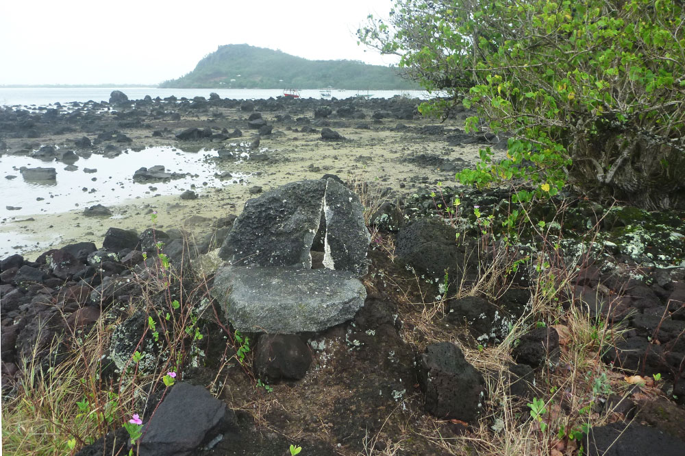 Le trone du marae Vaiahu de Maupiti