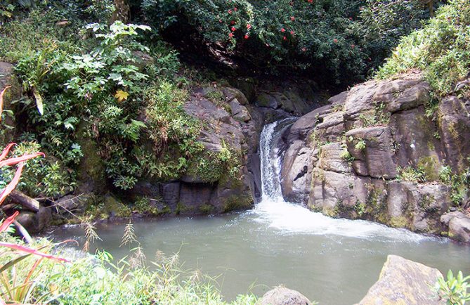 Cascade et toboggan de Vaiumete à Papeari, Tahiti