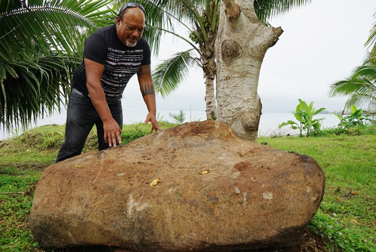 Pierre de maternité de Vaiaro. Photo Anne Charlotte Bouleau