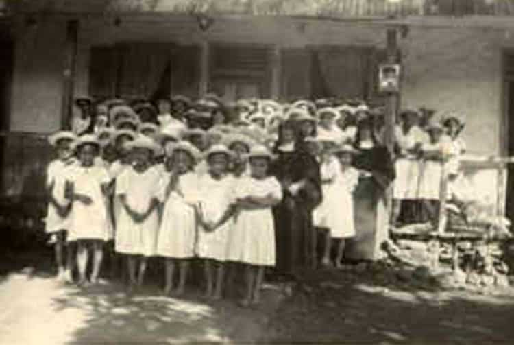 Elèves de l'Ecoles des soeurs d'Atuona, Hiva Oa en 1947