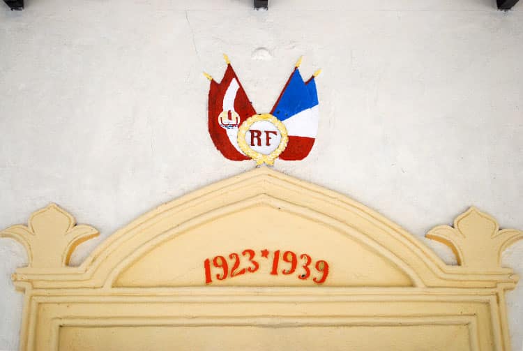 Fronton de la mairie de Raroia © Tahiti Heritage