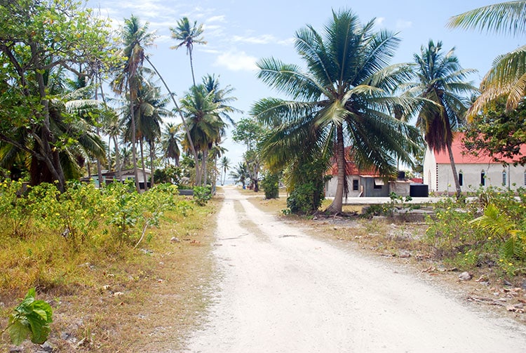 Village de Raroia, rue de l'église © Tahiti Heritage