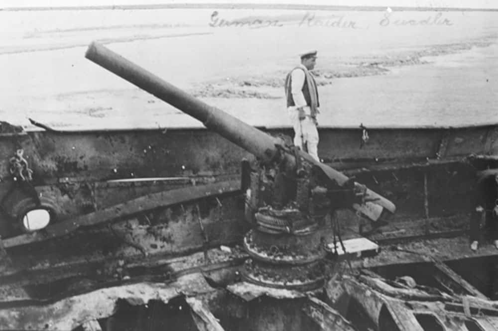 Marin et canon sur l'épave du Seeadler à Mopelia en 1917