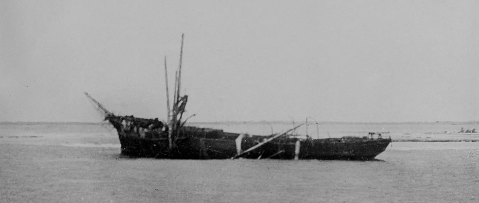 Epave du corsaire allemand Seeadler à Mopelia. State-Library of Victoria, coll. Green Allen.