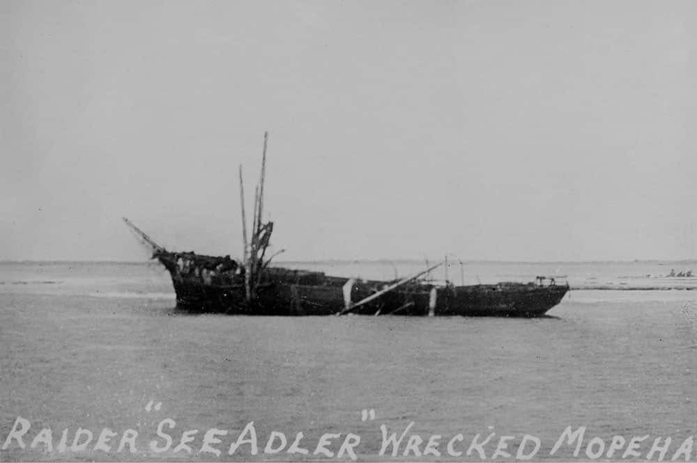 Epave du corsaire allemand Seeadler à Mopelia. State-Library of Victoria, coll. Green Allen.