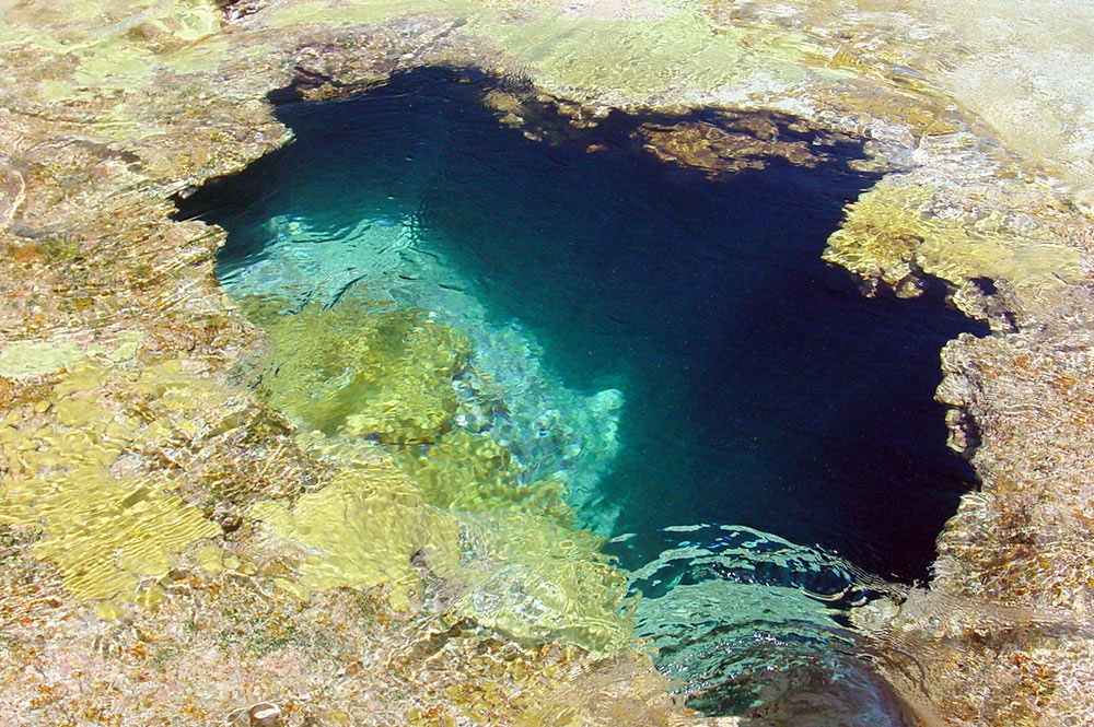 Trou bleu, Koko, ou Blue hole, de l'atoll de Faaite au tuamotu. © Tahiti Heritage / Olivier Babin