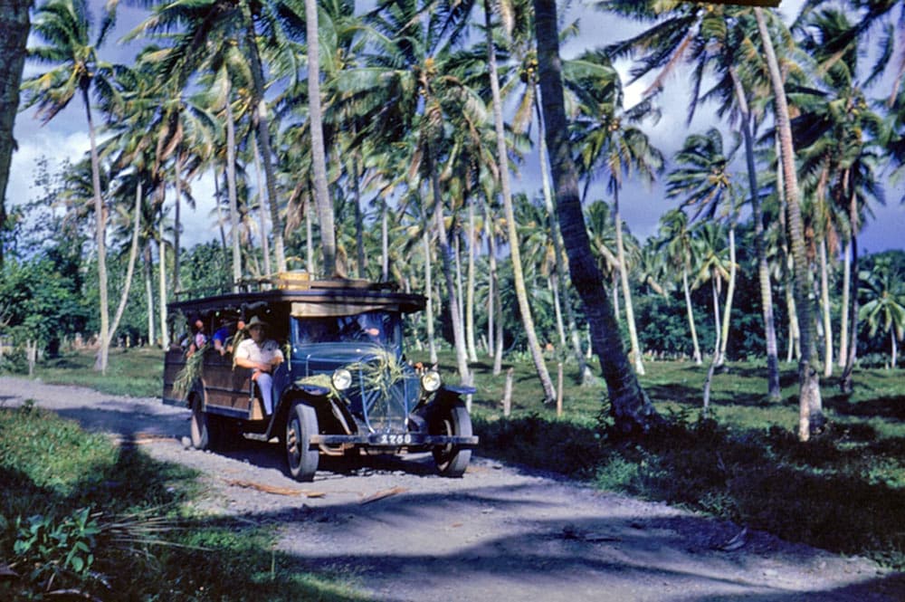 Tour de Tahiti en truck, 1953. Photo Jones Alan Churchill