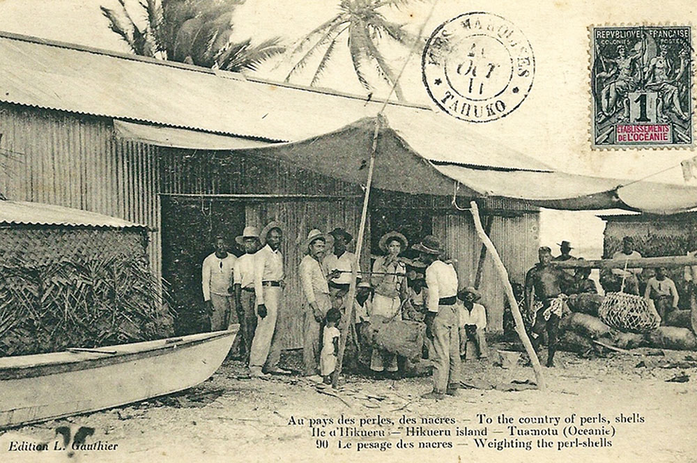 Le pesage des nacres à Hikueru. 1912. Photo Lucien Gauthier