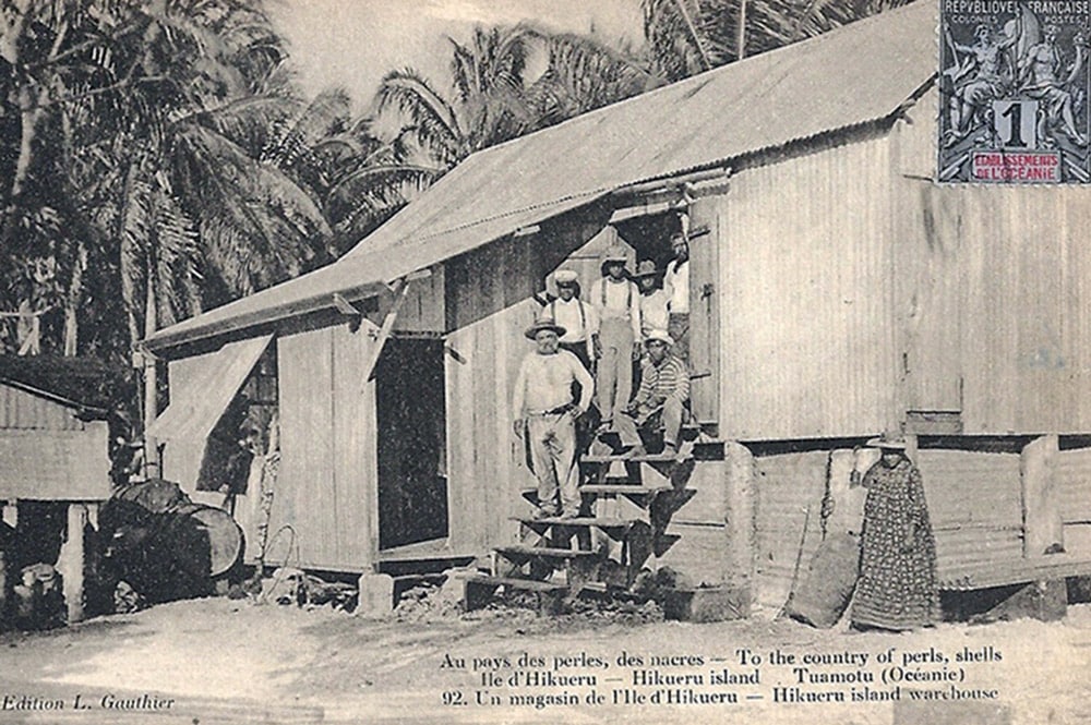 Magasin de nacres et de perles à hikureu. Photo Lucien Gauthier