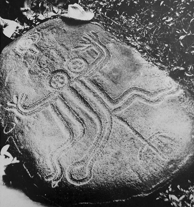 Pétroglyphe des jumeaux de Tipaerui (Papeete) en 1925. Photo K.Emory Bishop Museum