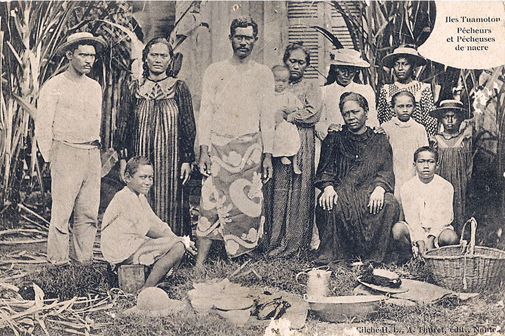 Pêcheurs et pêcheuses de nacres à Hikueru. 1912. Photo Lucien Gauthier