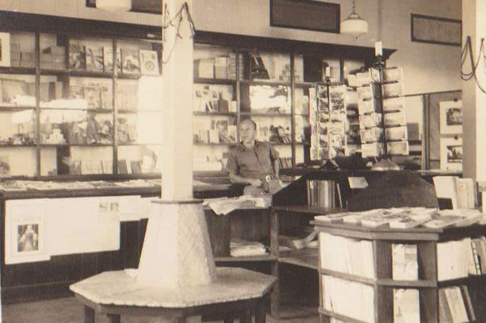 Intérieur de la Librairie Klima à Papeete en 1936. Photo Klima