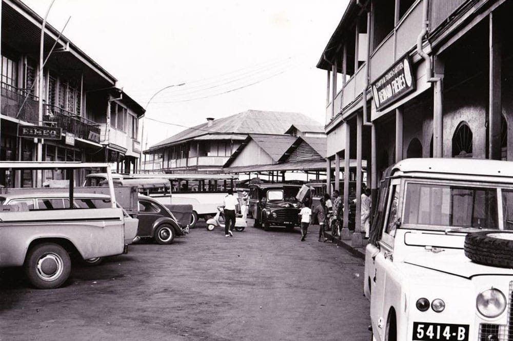 La rue du 22 septembre (ex Beaux Arts) en 1974, vue du carrefour avec la rue de du Maréchal Foch, à Papeete