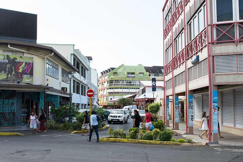 La rue du 22 septembre (ex Beaux Arts) en 2015 vue du carrefour avec la rue de du Maréchal Foch, à Papeete