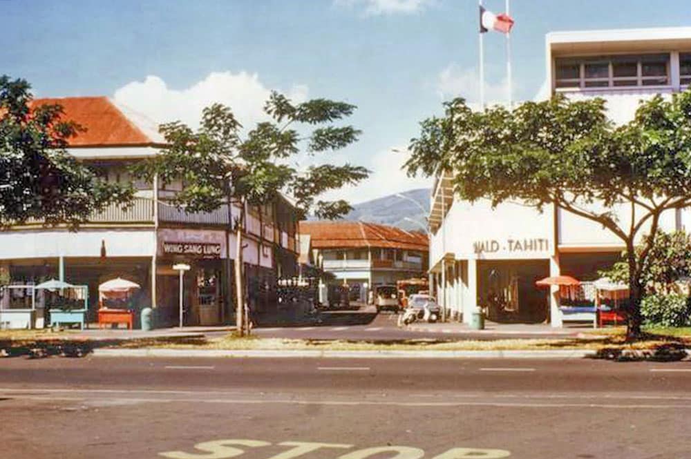 La rue du 22 septembre 1944 (ex Beaux Arts) en 1974 au carrefour coté mer, à Papeete
