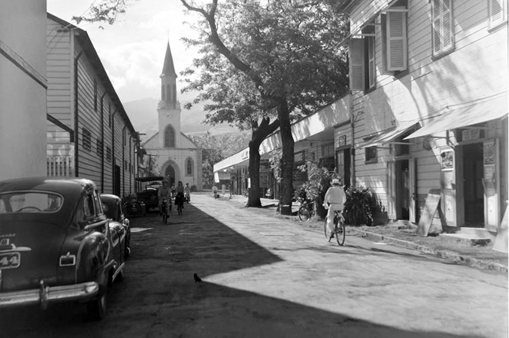 La rue Jeanne d'arc à Papeete en 1952. Photo Whites Aviation