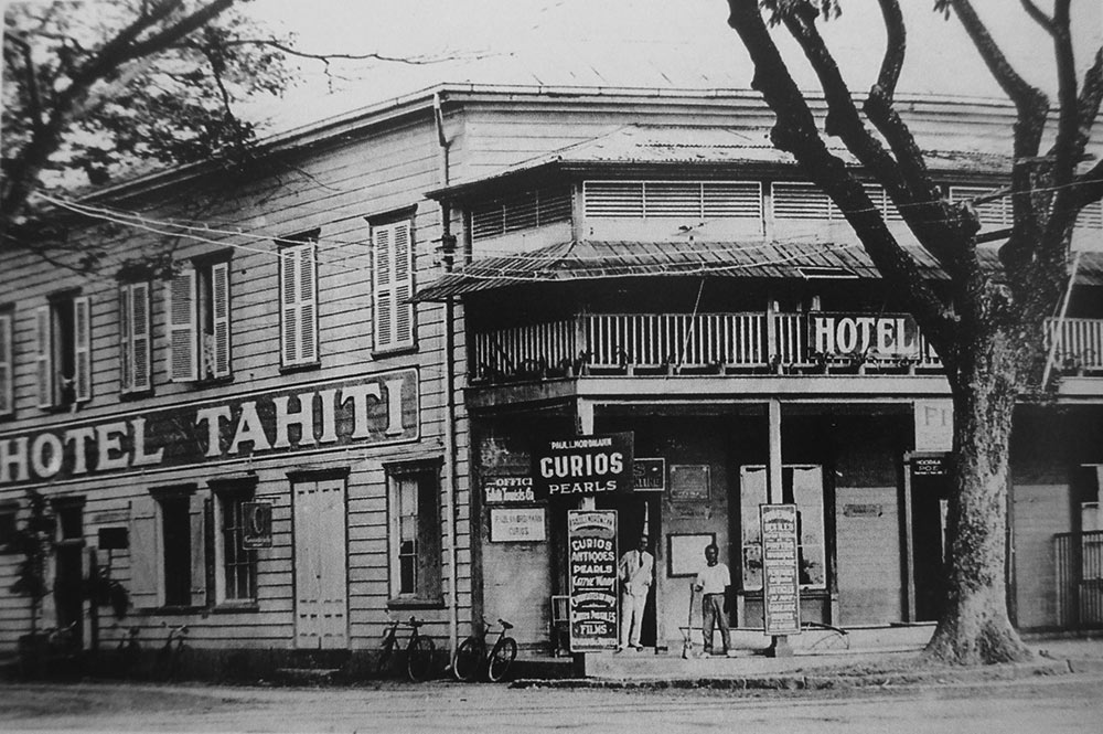 Hôtel Tahiti au coin de la rue Jeanne d'Arc et du front de mer de Papeete. vers 1935