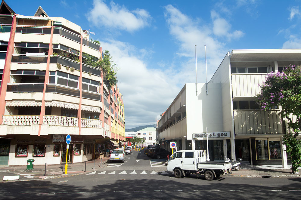 La rue du 22 septembre 1944 (ex Beaux Arts) en 2015 au carrefour coté mer, à Papeete