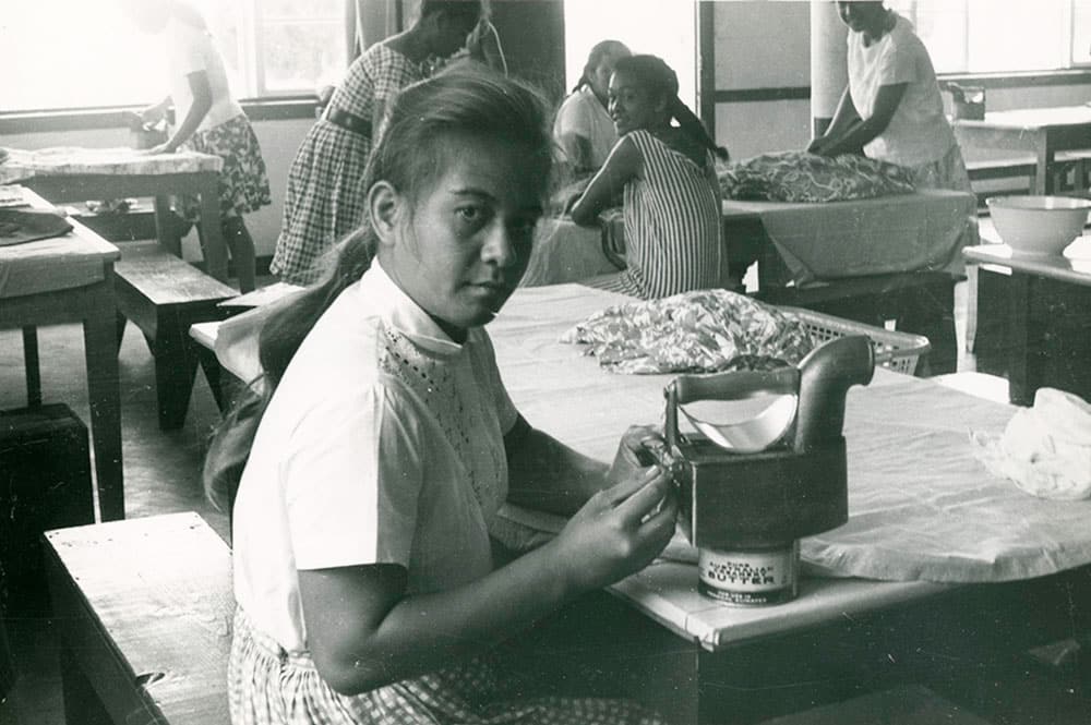 Cours de repassage à l'école ménagère de Papeete en 1963