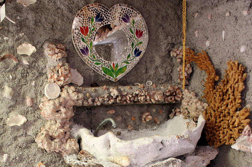 Salle de bain de la maison en coquillage de Maupiti. Photo lesaventuresdemariane