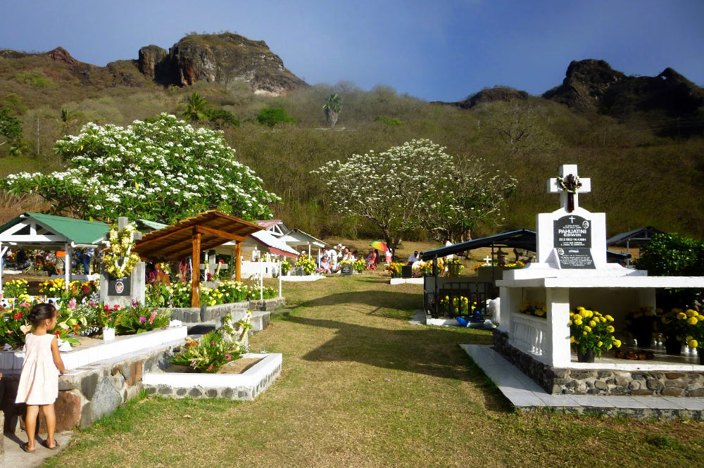 Cimetière de Taiohae à Nuku Hiva. Photo sandrineetclementauxmarquises