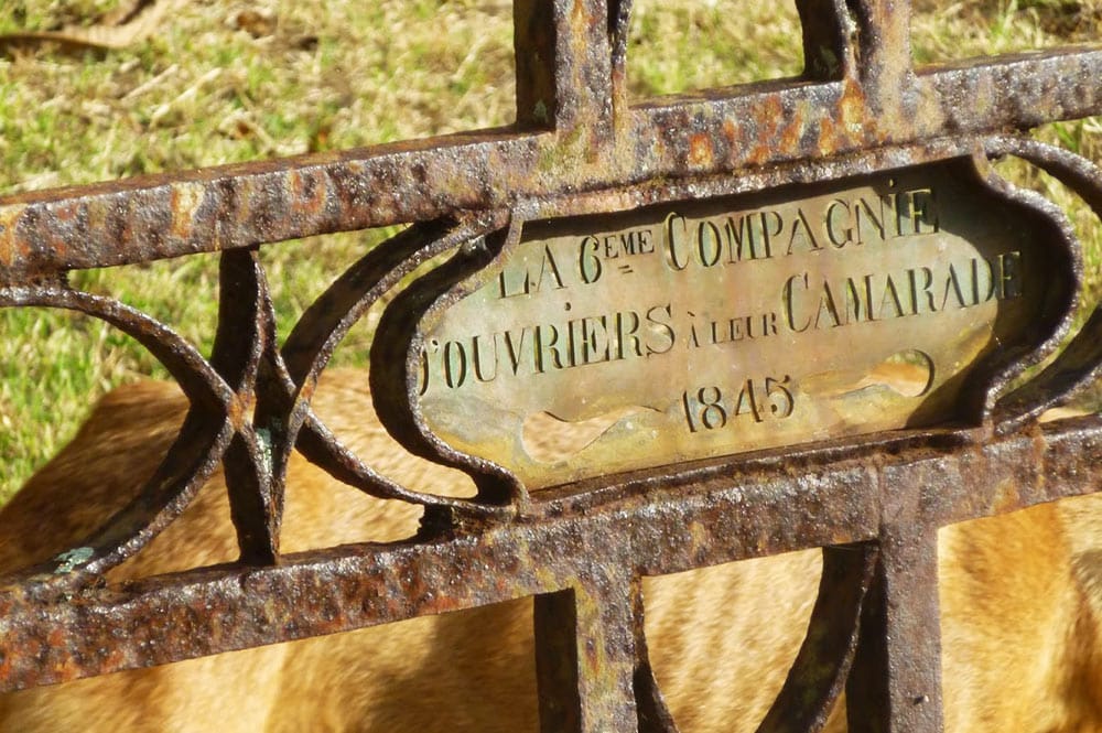 Tombe du cimetière de Taiohae à Nuku Hiva. Photo sandrineetclementauxmarquises