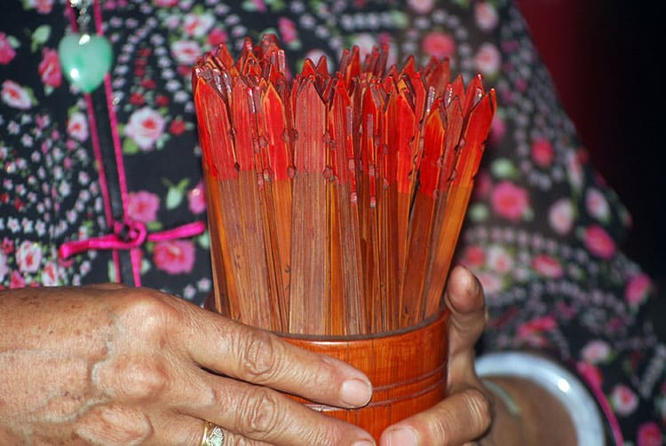 Baguettes pour prédire l'avenir du temple chinois Kanti à Papeete.