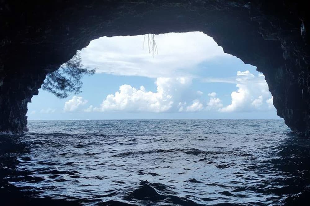 Grotte Vaitomoana à Teahupoo, Tiaarapu Ouest- Photo Chantal Alexandre Tahiti iti