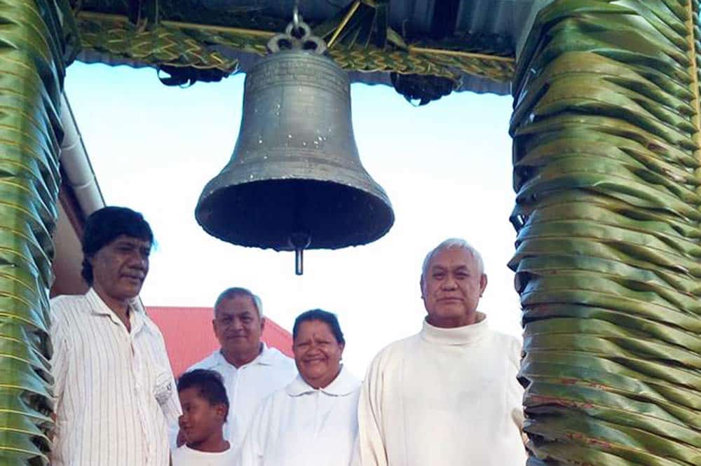 La bénédiction de la cloche de l'église de Tureia