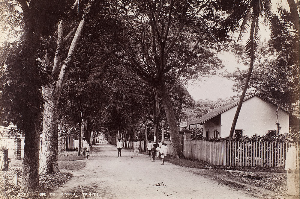 Tout le charme de la rue de Rivoli à Papeete en 1900. NZ Museum