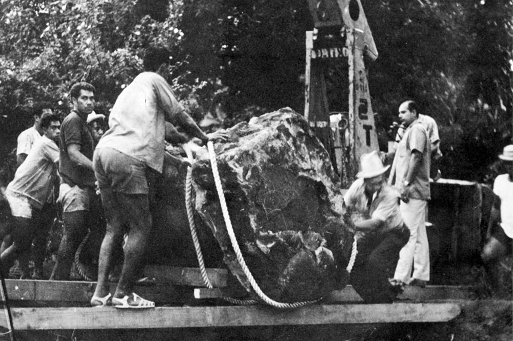 Transport des tiki de Raivavae de Mamao à Papeari en 1965