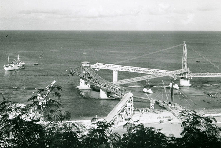 Pont transbordeur de Makatea en 1962. Photo Molet
