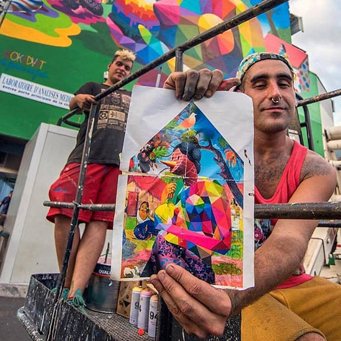 Okuda et sa maquette du dessin, avec le tableau de Gauguin comme fond. Ono'u 2107