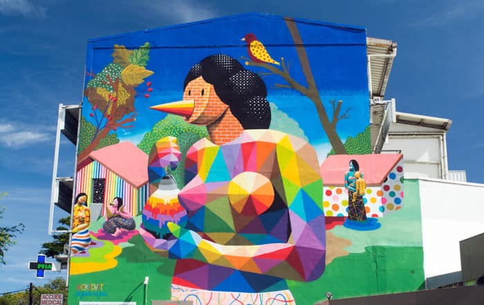 Street Art, la femme au fruit par Okuda, à Paofai Papeete