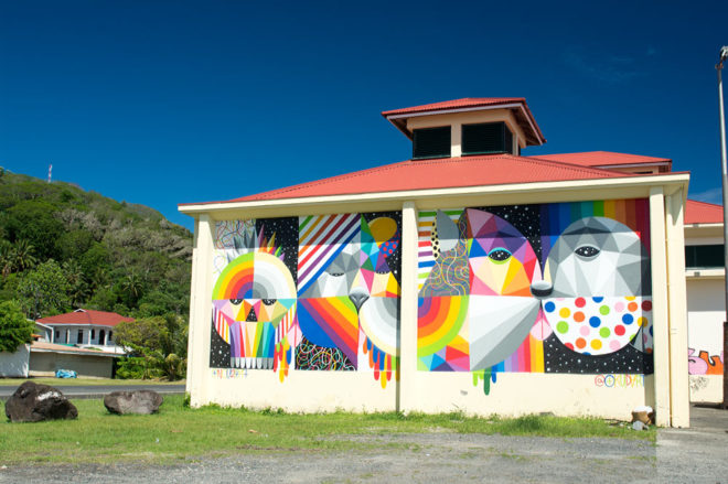 Fresque murale d'Okuda au port de Raiatea