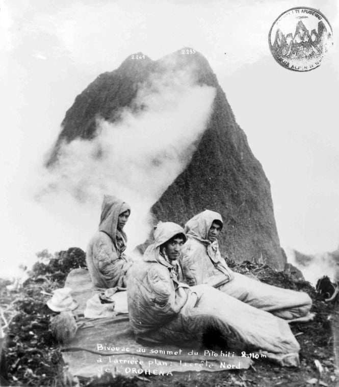 Bivouac au sommet du Pito Hiti, devant l'Orohena. Maurice Jay 1953