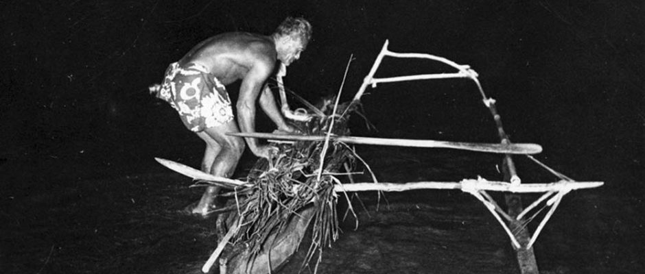 Pêcheur en pirogue de nuit. Defap