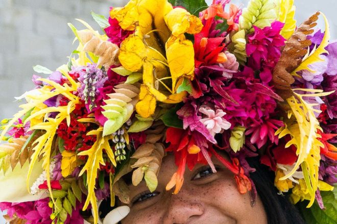 Femme fleur. Photo Rita Willaert Rurutu 2013