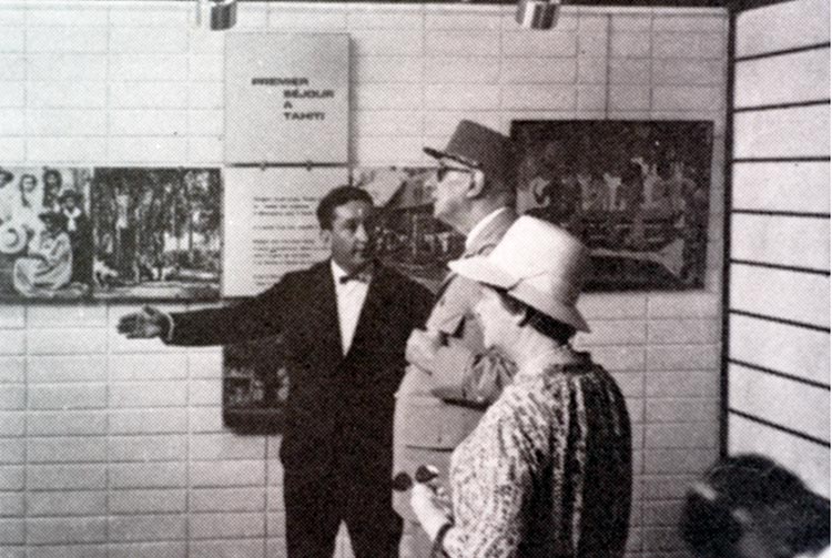 Gilles Arthur, faisant visiter le musée Gauguin au président Charles de Gaulle et sa femme Yvonne