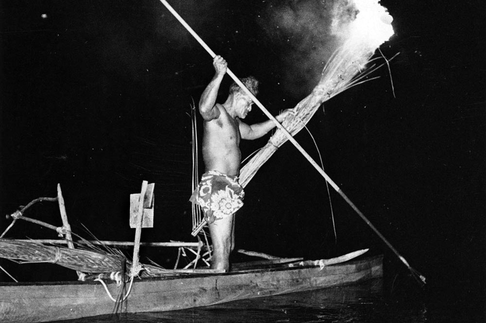 Pêche au harpon à la lueur d'un flambeau