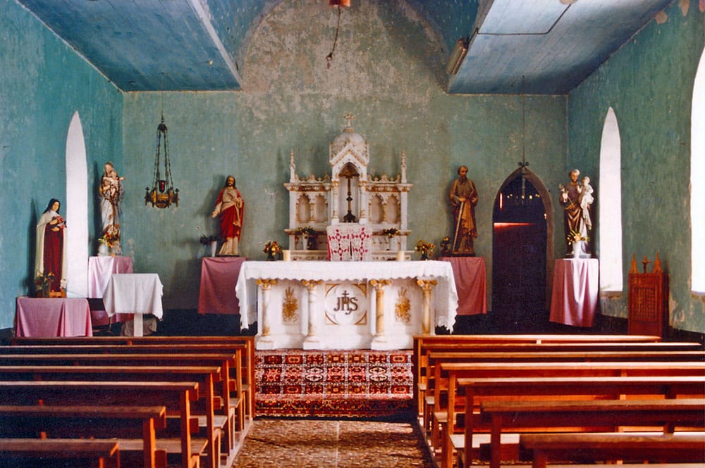 Intérieur de l'église Saint-Paul d'Amanu en 1985. Photo Philippe Reichert